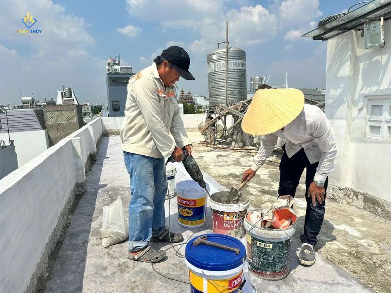 Thợ trộn vật liệu chống thấm Neomax thi công sân thượng 43 m²