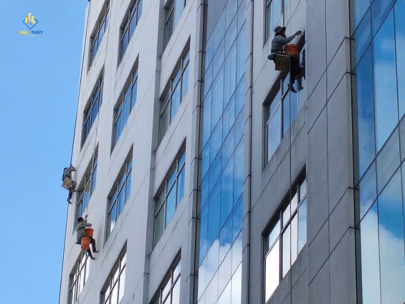 Thi công xử lý khu vực tường và trần xuất hiện dấu hiệu thấm trước khi hoàn thiện lại bề mặt.